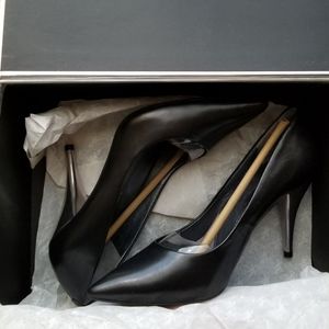 BRAND NEW - Kenneth Cole - Classic Pump